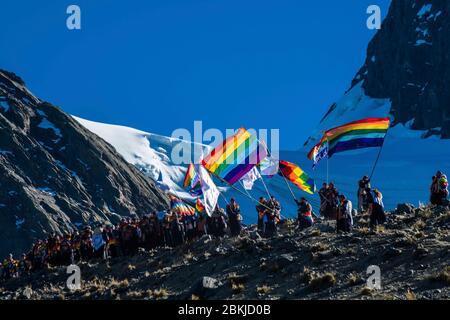 Perù, Cusco, Mahuayani, Cordillera de Sinakara, pellegrinaggio di Qoyllur R'iti, trionfante discesa delle confraternite dai ghiacciai al santuario, brandizzando i segni nei colori del Tawantisuyu, l'antico impero Inca Foto Stock