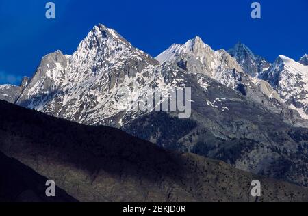 Pakistan, massiccio indù di Kouch, provincia di Chitral, villaggi e valli-rifugio del Kalash o Kalasha, un popolo indù-europeo di religione politeistica, messo a rischio, come ultima tribù non musulmana del Pakistan, Tirich Mir vertice Foto Stock