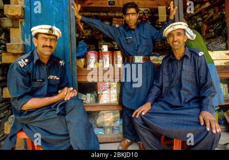 Pakistan, massiccio indù di Kouch, provincia di Chitral, confine con l'Afghanistan, villaggi e valli-rifugio del Kalash o Kalasha, un popolo indù-europeo di religione politeistica, minacciato, come ultima tribù non musulmana del Pakistan, polizia di frontiera che protegge la sicurezza di rari visitatori stranieri Foto Stock