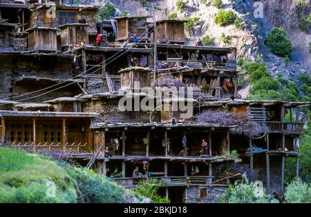 Pakistan, massiccio indù di Kouch, provincia di Chitral, confine con l'Afghanistan, villaggi e valli-rifugio del Kalash o Kalasha, un popolo indù-europeo di religione politeistica, messo a repentaglio, come ultima tribù non musulmana del Pakistan, villaggio di Kalash di Guru nella valle di Birir Foto Stock