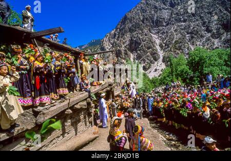 Pakistan, massiccio indù di Kouch, provincia di Chitral, confine con l'Afghanistan, villaggi e valli-rifugio del Kalash o Kalasha, un popolo indù-europeo di religione politeistica, minacciato, come ultima tribù non musulmana del Pakistan, durante il giorno centrale di Joshi, al termine di una grande processione musicale, uomini e donne scambiano ritualmente ramoscelli di noce Foto Stock