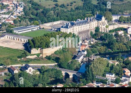 Francia, Deux Sevres, Thouars, Chateau des ducs de la Tremoille sul fiume Thouet (vista aerea) Foto Stock