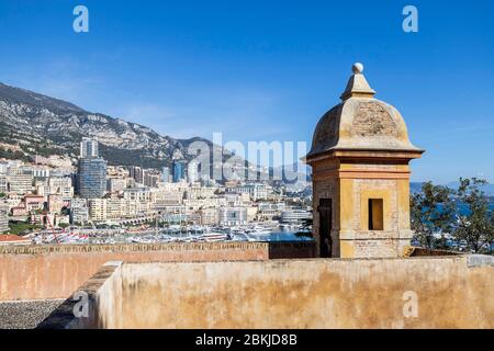 Principato di Monaco, Monaco, vista dai bastioni della città vecchia sul porto di Ercole e il quartiere di Monte-Carlo Foto Stock