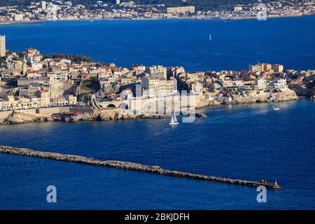 Francia, Bouches du Rhone, Marsiglia, 7 ° arrondissement, quartiere Endoudime, Digue des Catalans, Anse du Vallon des Auffes, Corniche du President John Fitzgerald Kennedy (vista aerea) Foto Stock