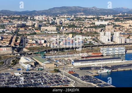 Francia, Bouches du Rhone, Marsiglia, zona euromediterranea, Grand Port Maritime, 2° arrondissement, quartiere Arinc, Cap Pinede, bacino di Radoub, quartiere Les Crottes, eco cite Smartseille sullo sfondo (vista aerea) Foto Stock