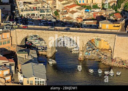 Francia, Bouches du Rhone, Marsiglia, 7 ° arrondissement, quartiere Endoudime, Anse du Vallon des Auffes, Corniche du President John Fitzgerald Kennedy (vista aerea) Foto Stock