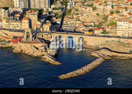 Francia, Bouches du Rhone, Marsiglia, 7 ° arrondissement, quartiere di Endoudime, Anse du Vallon des Auffes, Corniche du President John Fitzgerald Kennedy, Porte de l'Orient, monumento ai caduti dell'esercito orientale (vista aerea) Foto Stock