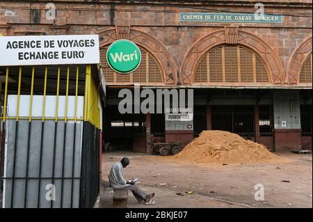 MALI, Bamako, stazione ferroviaria, edificio coloniale francese dal tempo coloniale /Bahnhof, koloniales Gebaeude aus der französischen Kolonialzeit, Bahnlinie Bamako-Dakar Foto Stock