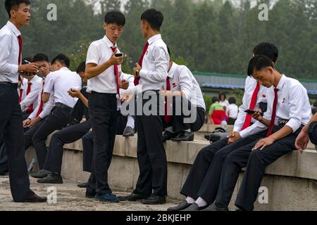 Corea del Nord, Pyongyang, studenti che ballano per la giornata nazionale comemorando la fondazione della Repubblica popolare di Corea del Nord Foto Stock