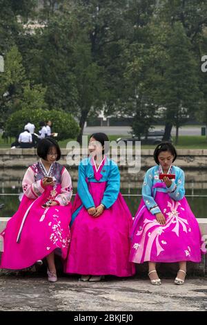 Corea del Nord, Pyongyang, studenti che ballano per la giornata nazionale comemorando la fondazione della Repubblica popolare di Corea del Nord Foto Stock