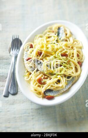 Vacca spaghetti ridenti sardine di agrumi Foto Stock