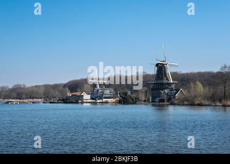 Mulini a vento sulla riva di kralingse plas a rotterdam, Paesi Bassi Foto Stock