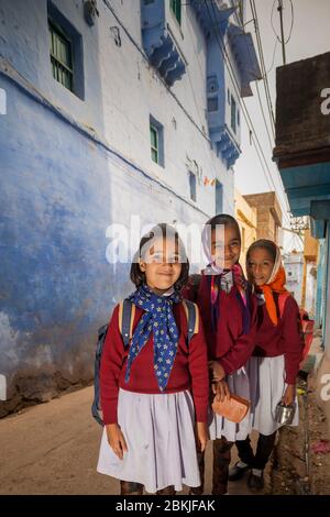 India, Rajasthan, Bundi, gruppo di giovani studentesse che indossano uniformi di fronte alla casa blu Foto Stock