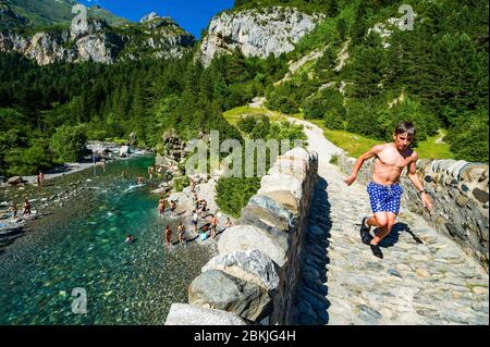 Spagna, Aragona, comarque di Sobrarbe, provincia di Huesca, Parco Nazionale di Ordesa e Monte Perdido, patrimonio mondiale dell'UNESCO, Torla, ponte romano di San Nicolás de Bujaruelo Foto Stock