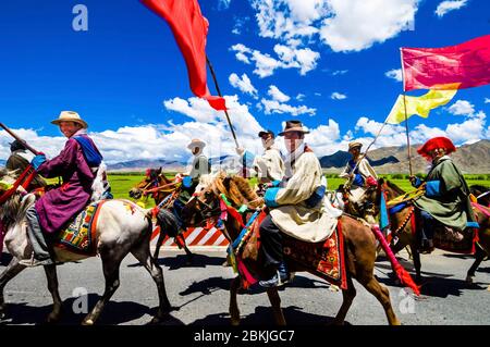 Cina, Tibet centrale, Ü Tsang, Gyantse, processione di cavalli in onore di una festa cinese Foto Stock