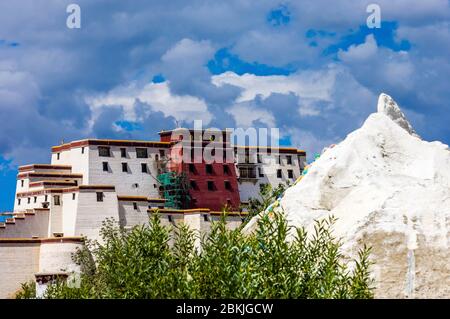 Cina, Tibet centrale, Ü Tsang, Shigatse, tempio-fortezza che domina la città storica e una ricostruzione di un pedone di Everest Foto Stock