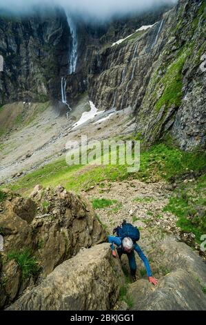 Francia, Hautes-Pyrenees, Gavarnie-Gèdre, Parco Nazionale dei Pirenei, circo di Gavarnie, elencato come Patrimonio Mondiale dall'UNESCO, passaggio mitica de l'Echelle des Sarradets Foto Stock