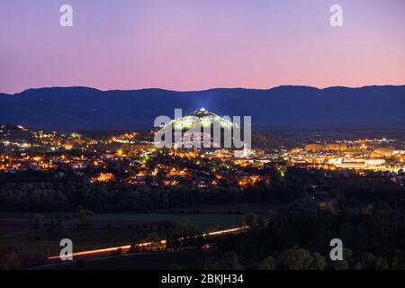 Francia, Var, Dracenie, Vidauban, vista del villaggio e la collina della cappella Sainte Brigitte Foto Stock