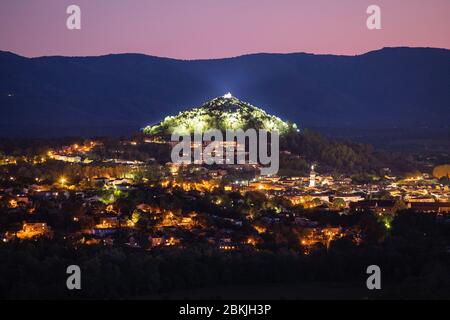 Francia, Var, Dracenie, Vidauban, vista del villaggio e la collina della cappella Sainte Brigitte Foto Stock