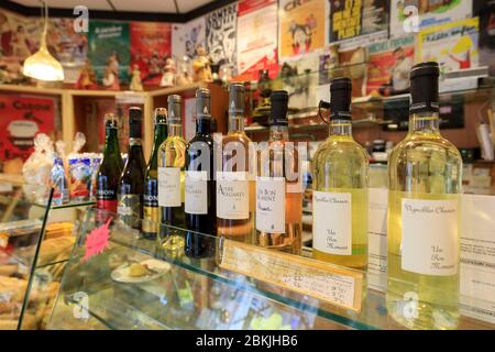 Francia, Vaucluse, Avignone, la Pause Gourmande panetteria, bottiglie di vino Foto Stock