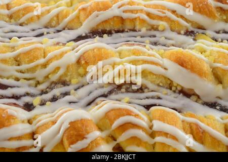 Primo piano di torta al caffè con lampone e glassa bianca dolce Foto Stock