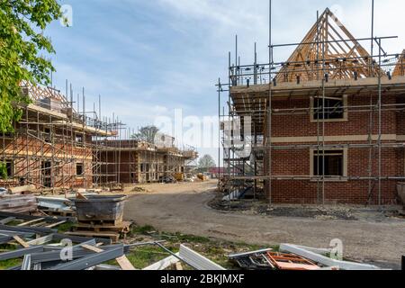 Nuove case costruite a Trowbridge, Wiltshire. Il cantiere è chiuso durante il blocco a causa di Coronavirus - Covid 19, Inghilterra Regno Unito Foto Stock