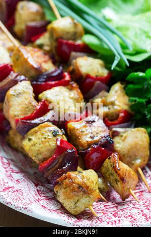 Kebab di pollo con verdure servite con varie erbe e salsa. Foto Stock
