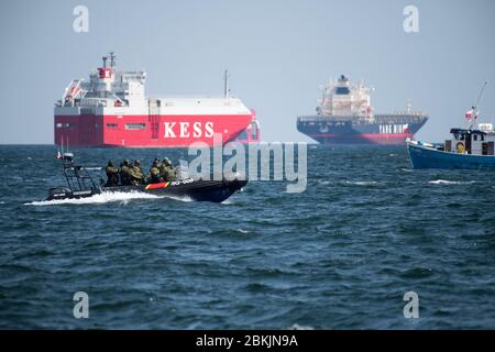 La guardia di confine polacca, durante la protesta dei pescherecci da diporto a Gdynia, Polonia. 30 Aprile 2020 © Wojciech Strozyk / Alamy Stock Photo Foto Stock