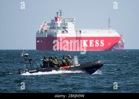 La guardia di confine polacca, durante la protesta dei pescherecci da diporto a Gdynia, Polonia. 30 Aprile 2020 © Wojciech Strozyk / Alamy Stock Photo Foto Stock