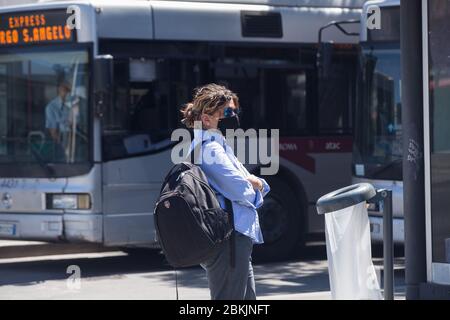 Roma, Italia. 04 maggio 2020. Autista con maschera Covid-19 (Foto di Matteo Nardone/Pacific Press/Sipa USA) Credit: Sipa USA/Alamy Live News Foto Stock