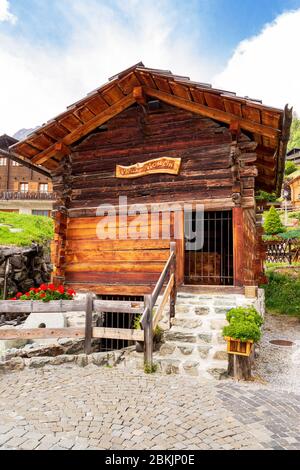 Capanna di tronchi di legno di un vecchio mulino ad acqua (originariamente costruito nel 1716) nel pittoresco villaggio alpino svizzero Grimentz, comune di Anniviers, cantone di Foto Stock