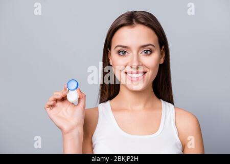 Ritratto di primo piano di lei bella bella ragazza bella allegra bella marrone-capelli tenendo in mano lenti contenitore scatola prescrizione farmaco Foto Stock