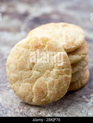 Una pila di biscotti di snickerdoodle su una superficie di granito. Sfondo sfocato. Ritratto ritagliato. Primo piano sulla fotocamera con cookie. Foto Stock