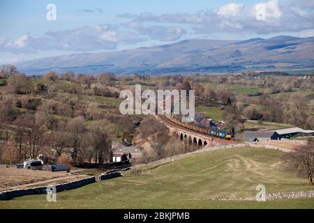 2 Direct rail servizi classe 57 locomotiva 57003 + 57007 attraversando il viadotto di Crosby Garrett sulla scenografica sistemazione per la linea ferroviaria Carlisle con un trasporto. Foto Stock