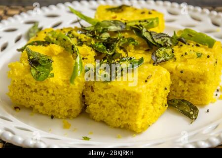 Dhokla famoso piatto in gujarat essere servito sul tavolo da pranzo Foto Stock