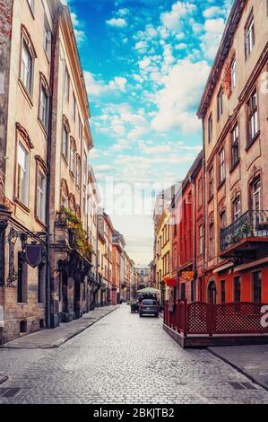 Pittoresca vista bellissima della scena di una vecchia strada e case storiche con una strada lastricata Foto Stock