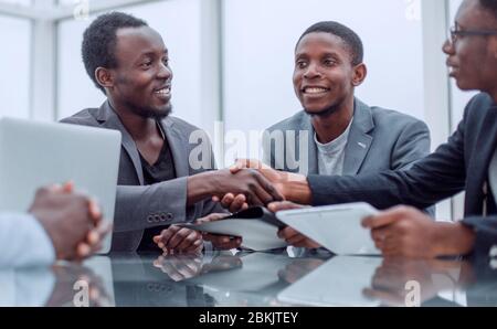 i partner commerciali si salutano con una stretta di mano. Foto Stock