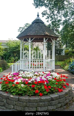 Gazebo e piantatrice di fiori a South Park sulla South Tacoma Way, Tacoma, Washington. Foto Stock