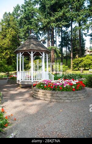 Gazebo e piantatrice di fiori a South Park sulla South Tacoma Way, Tacoma, Washington. Foto Stock