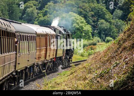 Lungo il tragitto da Bridgenorth a Kidderminster, Inghilterra - 2016 agosto: Vista da una carrozza su un treno trainato da un motore a vapore sulla Severn Valley Railway Foto Stock