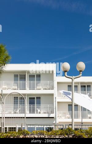 Bol, Croazia, 10 settembre 2019. Facciata di un hotel con esterno bianco e una lanterna luminosa in una giornata di sole in estate con un cielo blu. Architettura moderna Foto Stock