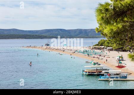 Bol, Croazia, 10 settembre 2019. Spiaggia con una forma unica di corno sull'isola di Brac durante una giornata di sole in estate. Ciottoli bianchi con ADR blu chiaro Foto Stock