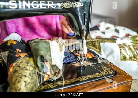 3 coperta di patchwork cucita insieme su una macchina da cucire a mano di zenzero tradizionale e di vecchio stile con fuoco selettivo e de poco profondo intenzionale Foto Stock