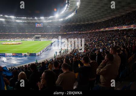 KIEV, UCRAINA - 14 MAGGIO 2015 inizio della semifinale della UEFA Europa League tra il FC Dnipro e la FK Napoli allo stadio NSK Olimpiyskyi Foto Stock