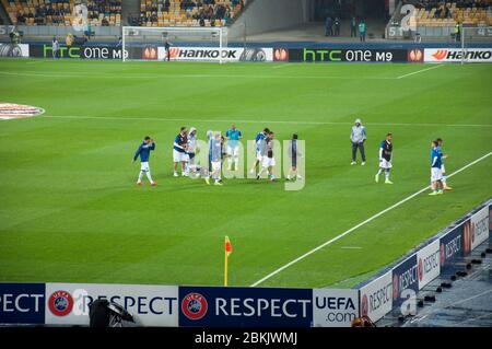 KYIV, UCRAINA - 14 MAGGIO 2015 i calciatori del FC Napoli che hanno leivato il campo di calcio dopo la prima metà della loro partita contro il FC Dnipro Foto Stock