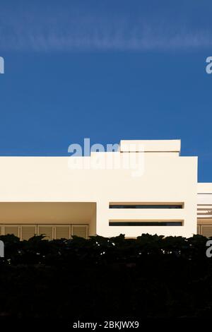 Bol, Croazia, 10 settembre 2019. Una facciata di un hotel con esterni bianchi in una giornata di sole in estate con un cielo blu. Architettura moderna, minimalista Foto Stock