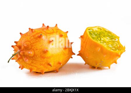 Fresca kiwano organico o melone cornuta su sfondo bianco. Foto Stock