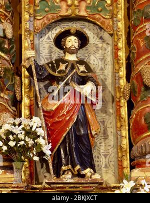 San Giacomo il Grande (3 d.C.-44 d.C.). Apostolo di Gesù. Scultura in legno policromo della pala d'altare barocca, 18 ° secolo. Chiesa di Santiago. Barbadelo, provincia di Lugo. Galizia, Spagna. Foto Stock