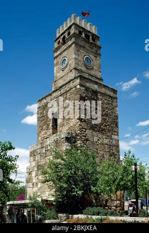 Turchia, Antalya. Vista generale della Torre dell'Orologio (Saat Kulesi). Fu costruito nel tardo XIX secolo sotto il dominio ottomano. Foto Stock