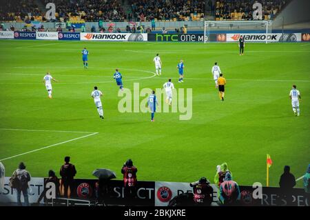 KIEV, UCRAINA - 14 MAGGIO 2015 giocatori di calcio di FС Dnipro e FС Napoli che corrono durante la loro semifinale della UEFA Europa League Foto Stock